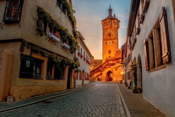 Gas beleuchtet Klingentor in Rothenburg am Abend